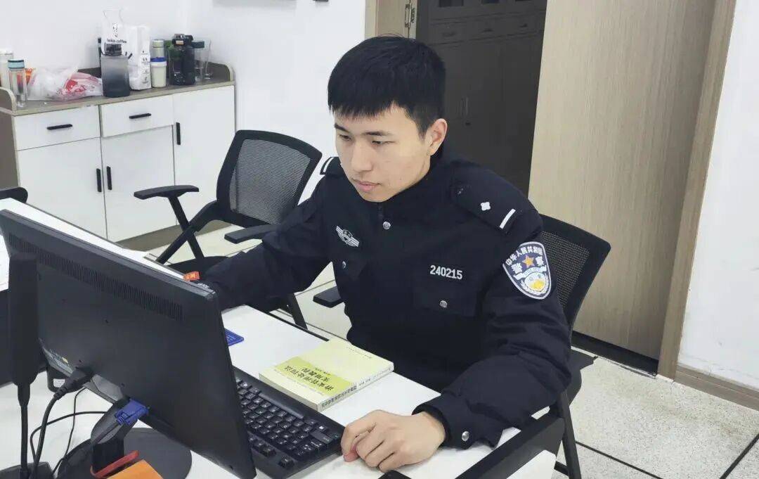 皇冠信用网哪里申请_“脚断了皇冠信用网哪里申请,这辈子完了!”游客在1200米山上赏雪受伤,浙江民警带4人将其抬下:我是民警,我得在第一个