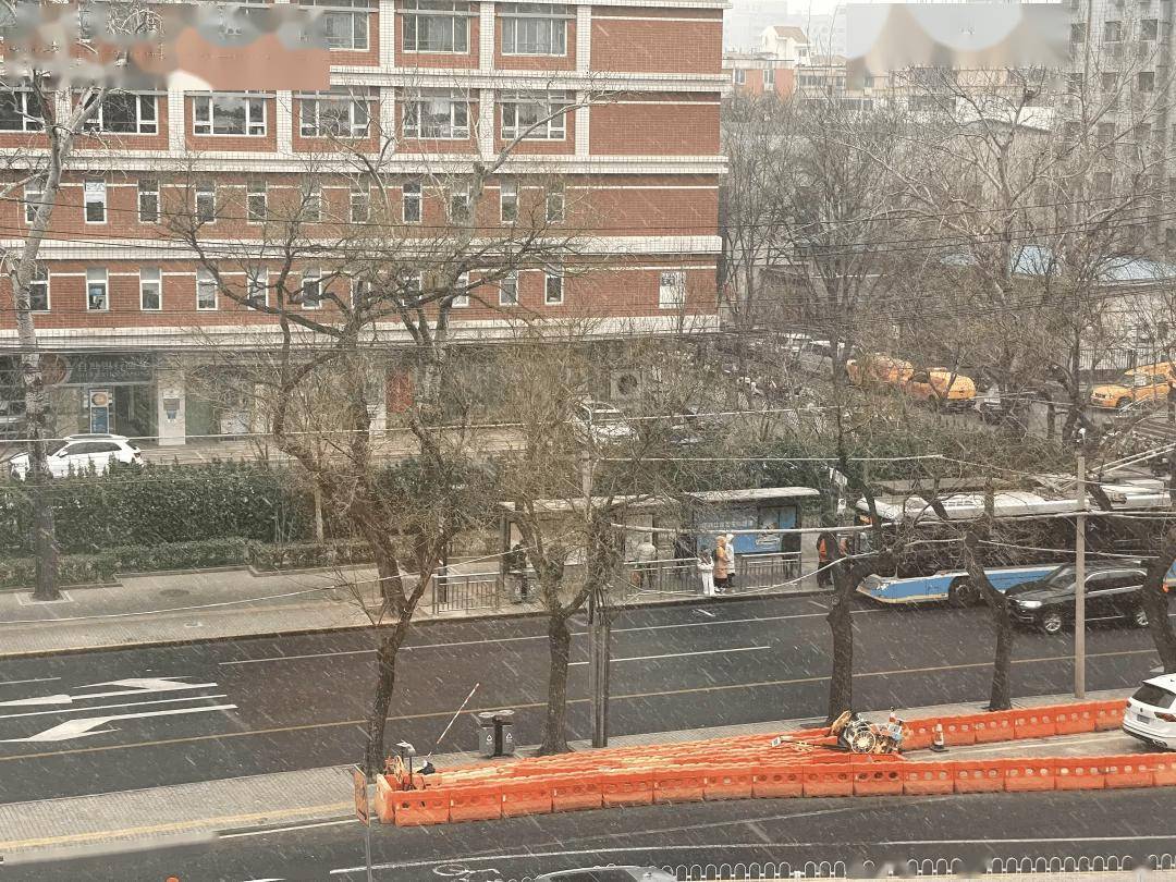 足球平台出租 _北京下雪啦！可能要下到前半夜足球平台出租 ，道路结冰黄色预警中