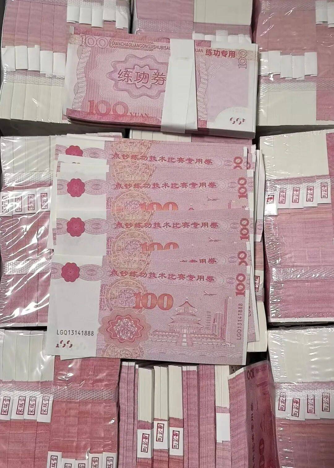 皇冠ag hga026
_湖南一8旬老人扛170万现金去存钱皇冠ag hga026
,柜员清点查验发现全是练功券,无一张真币,警方仅用5小时成功破案,犯罪嫌疑人已被刑拘
