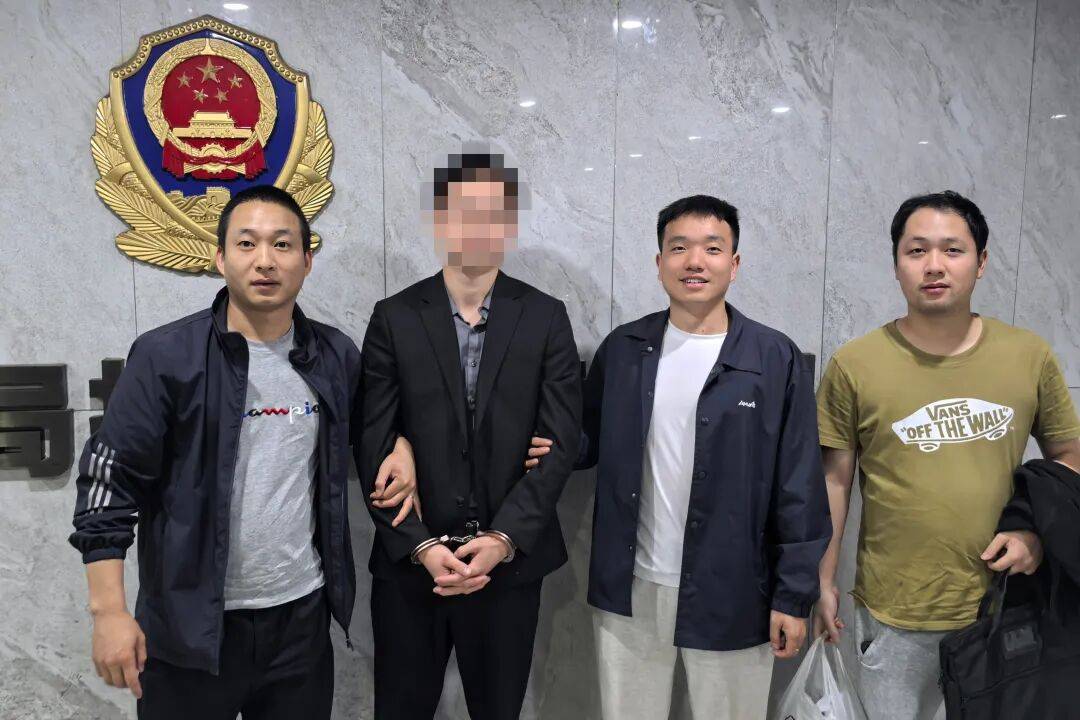 皇冠ag hga026
_湖南一8旬老人扛170万现金去存钱皇冠ag hga026
,柜员清点查验发现全是练功券,无一张真币,警方仅用5小时成功破案,犯罪嫌疑人已被刑拘